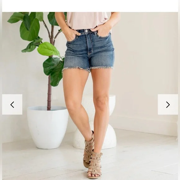 Judy Blue Fresh Bloom Tummy Control High Rise Raw Hem Jean Short size Medium - Picture 2 of 9